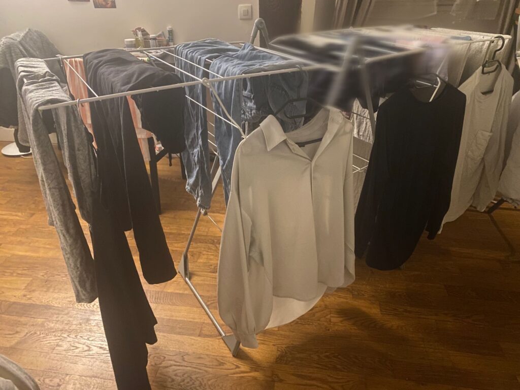 パリで部屋干しをしている様子