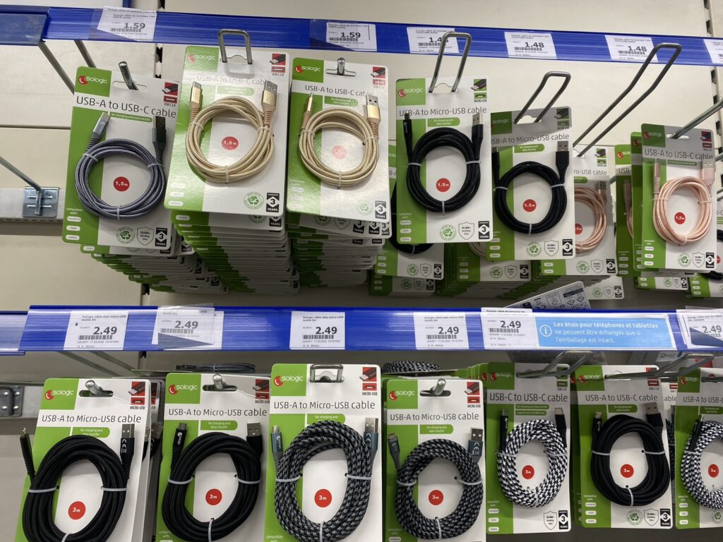 Actionの充電ケーブル