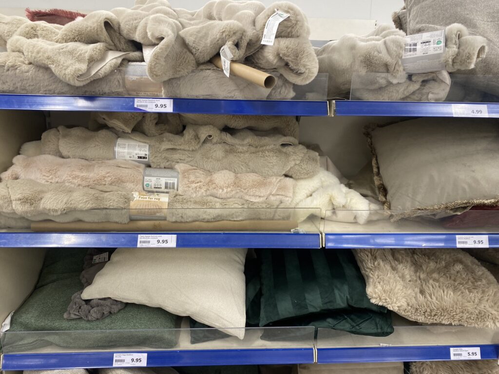 Actionのクッションやブランケット