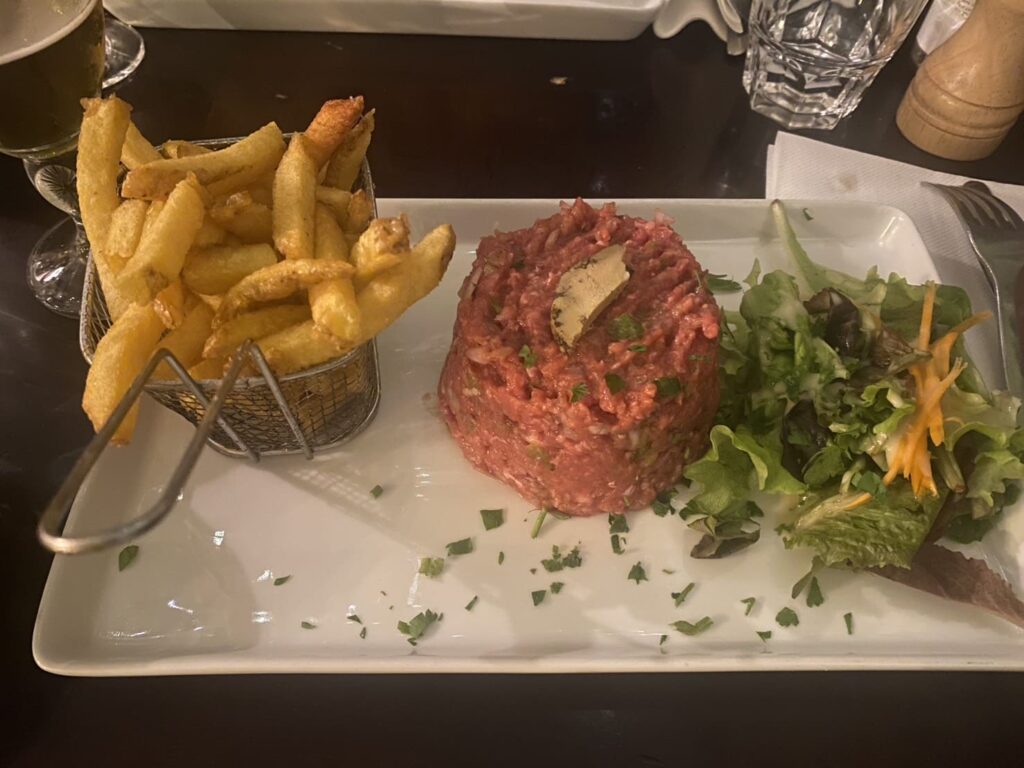 パリのタルタルステーキ