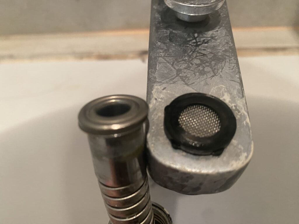 シャワーを解体してパッキンを取り出す