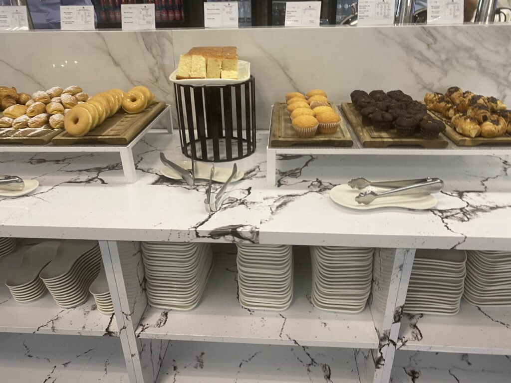 バルセロナ空港のラウンジの甘いもの