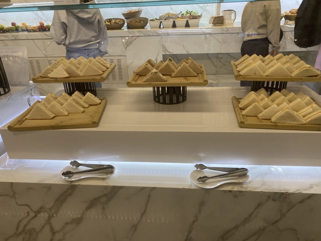 バルセロナ空港のラウンジの食事