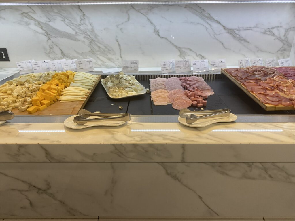 バルセロナ空港のラウンジの生ハムとチーズ