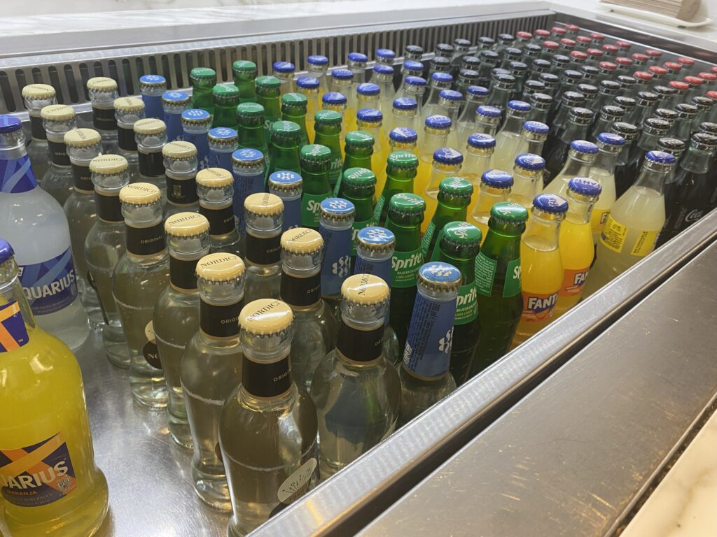 バルセロナ空港のラウンジのソフトドリンク