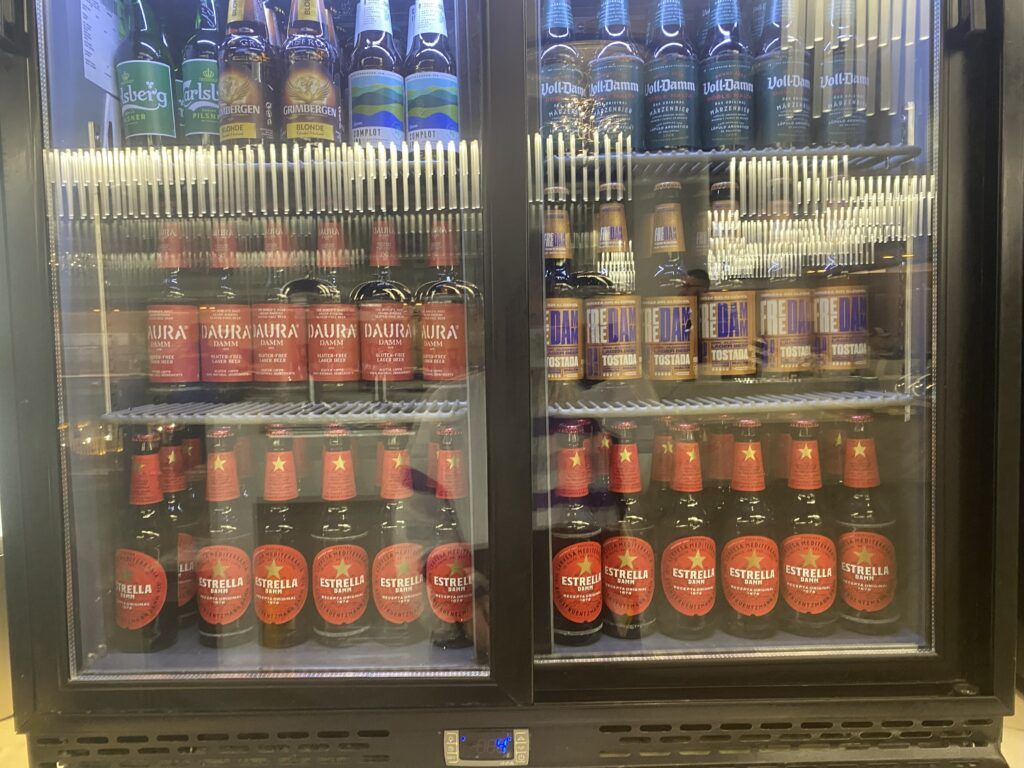 バルセロナ空港のラウンジのビール