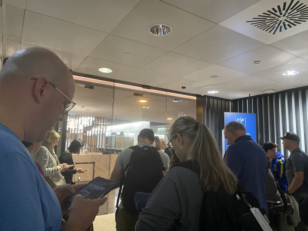 営業開始前に混雑する入り口