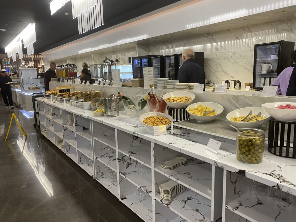 バルセロナ空港のラウンジの食事コーナー