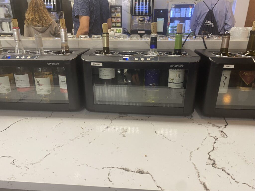 バルセロナ空港のラウンジのワイン