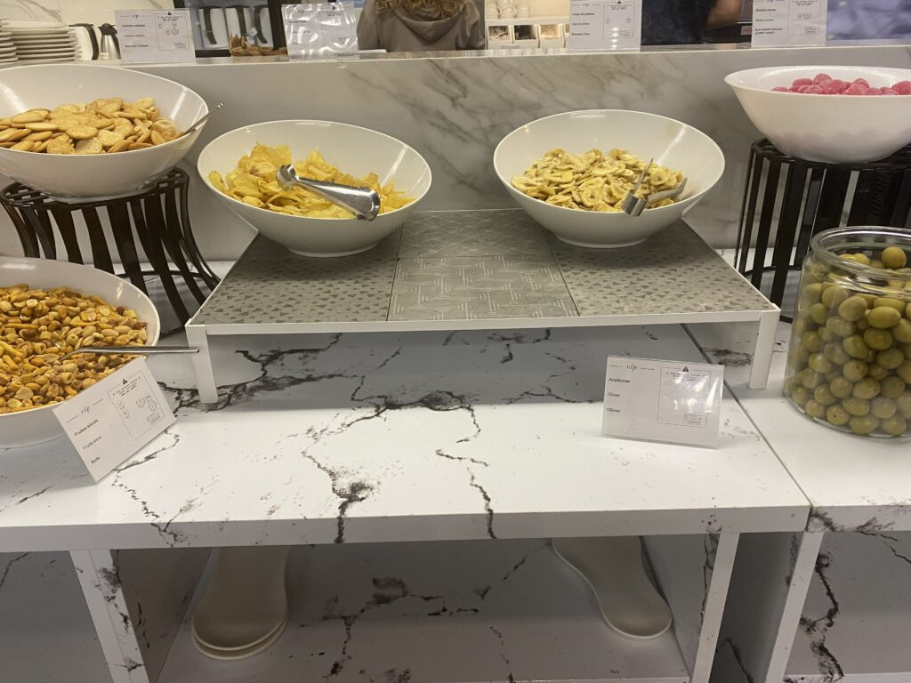 バルセロナ空港のラウンジのつまみ