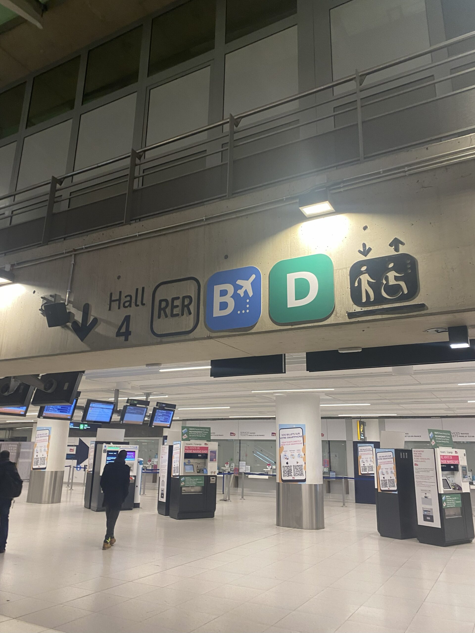 エスカレーターを降りた先にある案内表示