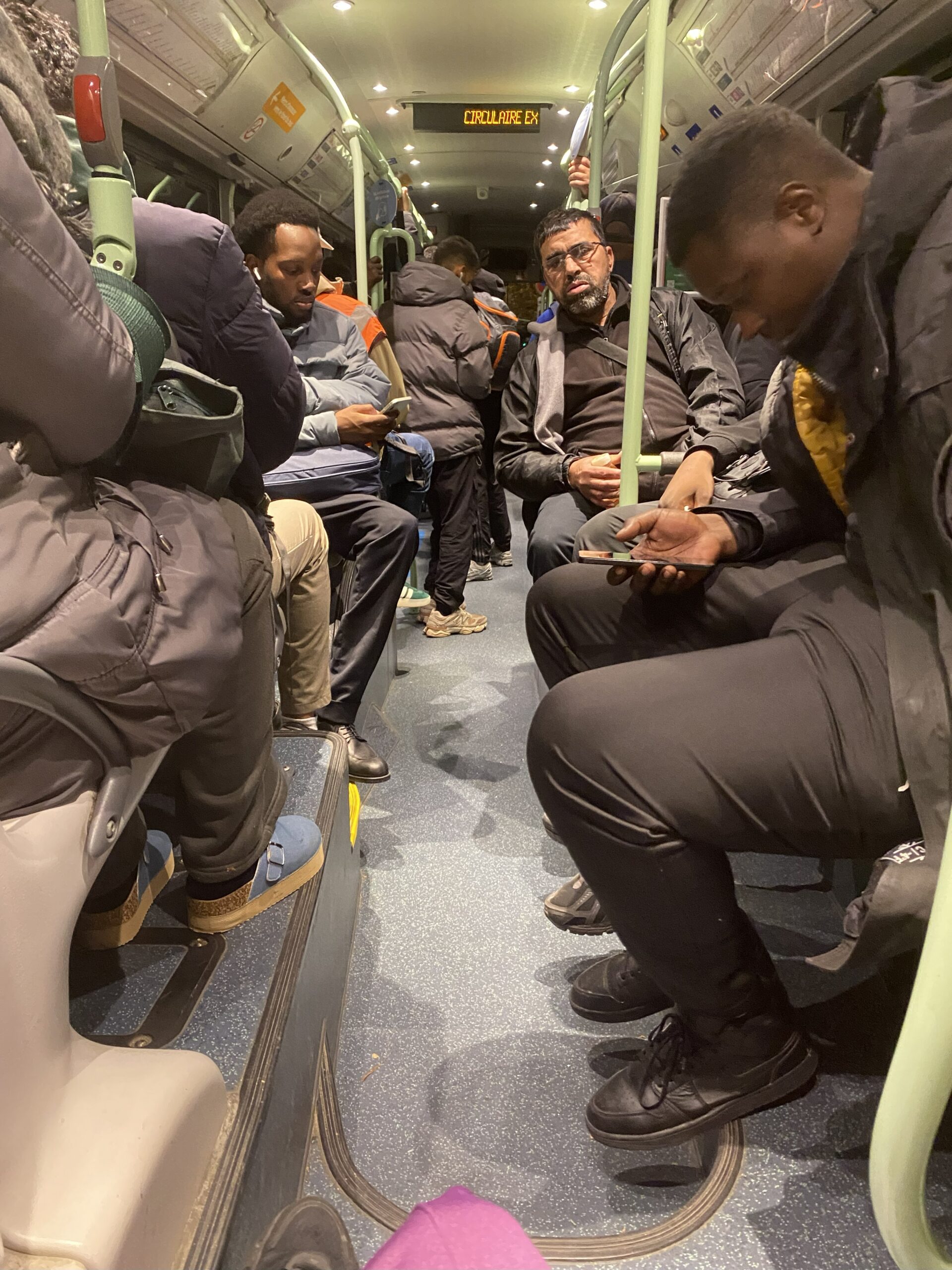 深夜バスの車内