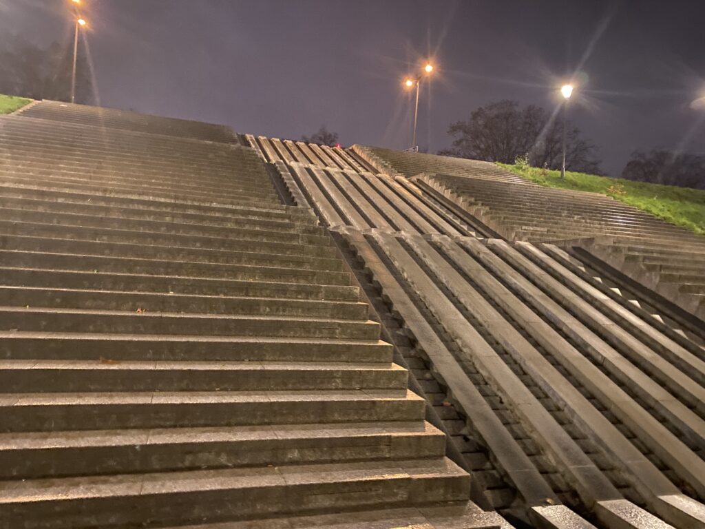 パリの夜行バス乗り場付近の階段