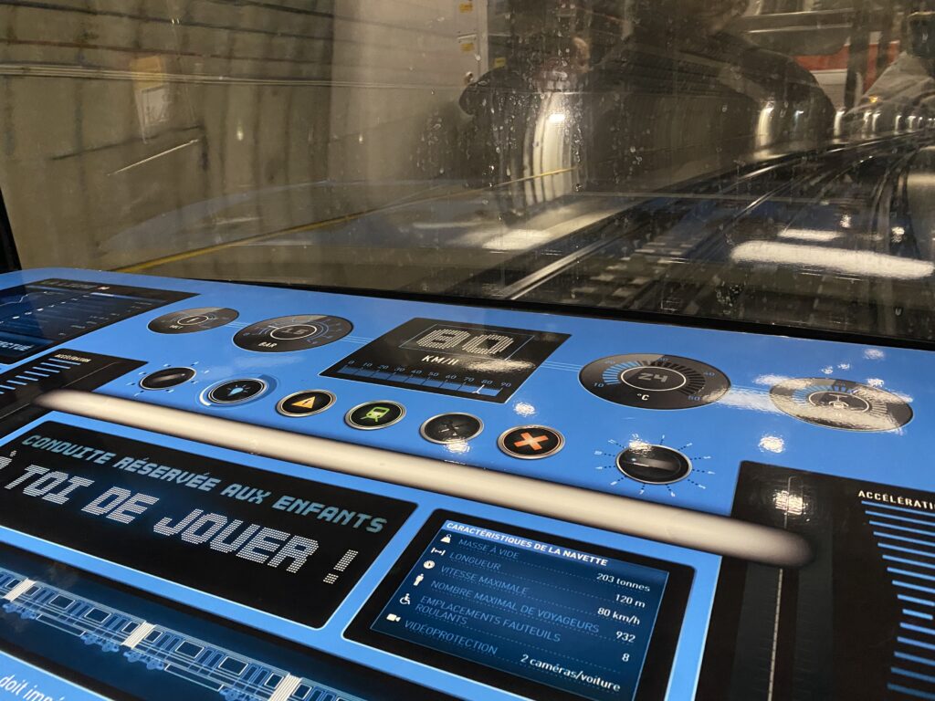 メトロ14番線の車内