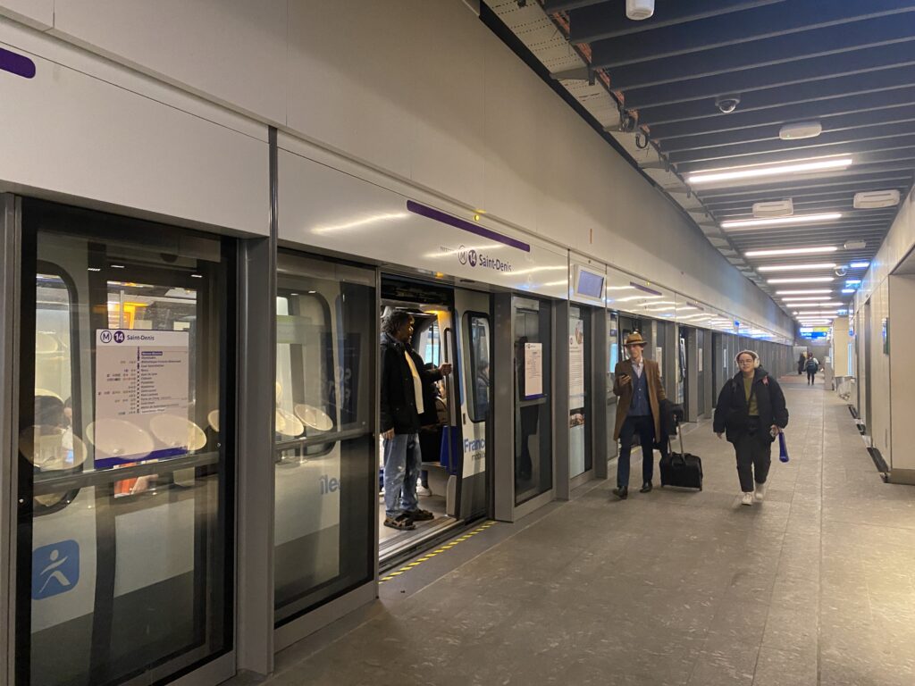 パリのメトロ14番線のホーム