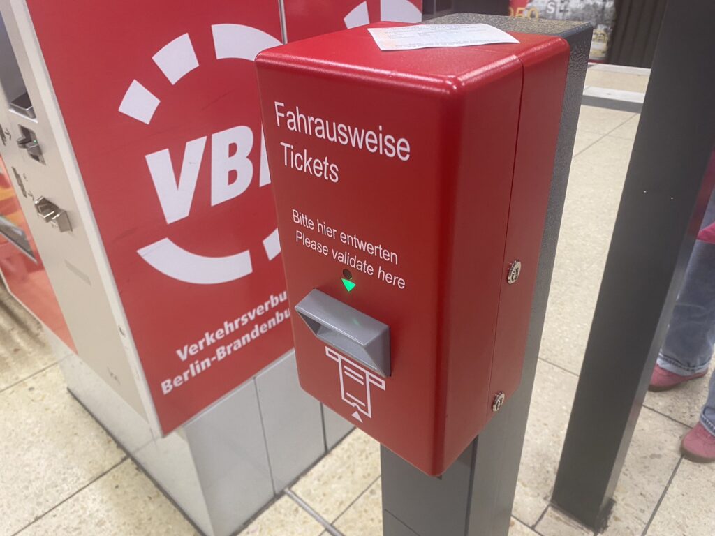 ベルリンの駅にある打刻機