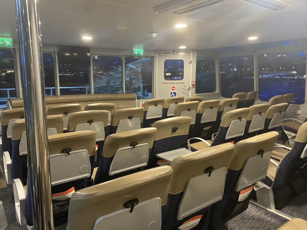 Uberボートの船内