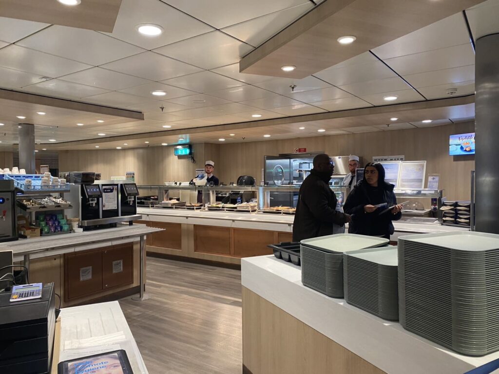 ロンドン発パリ行の夜行バスが乗り込んだ船内