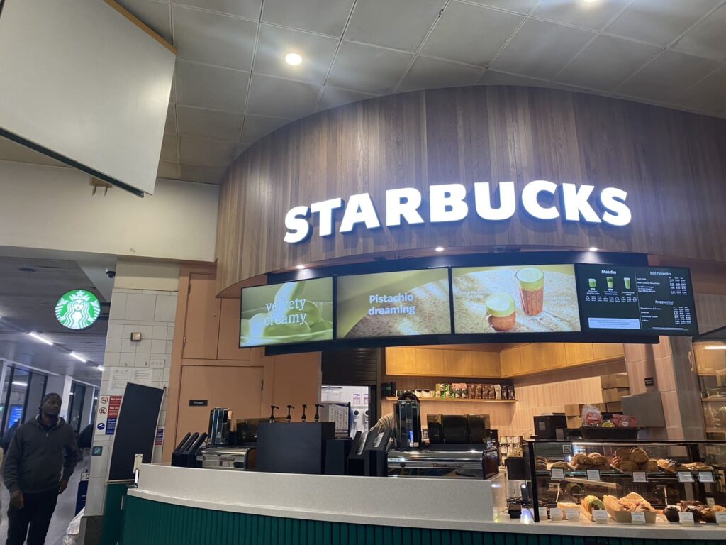 Victoria Coach Stationのスタバ