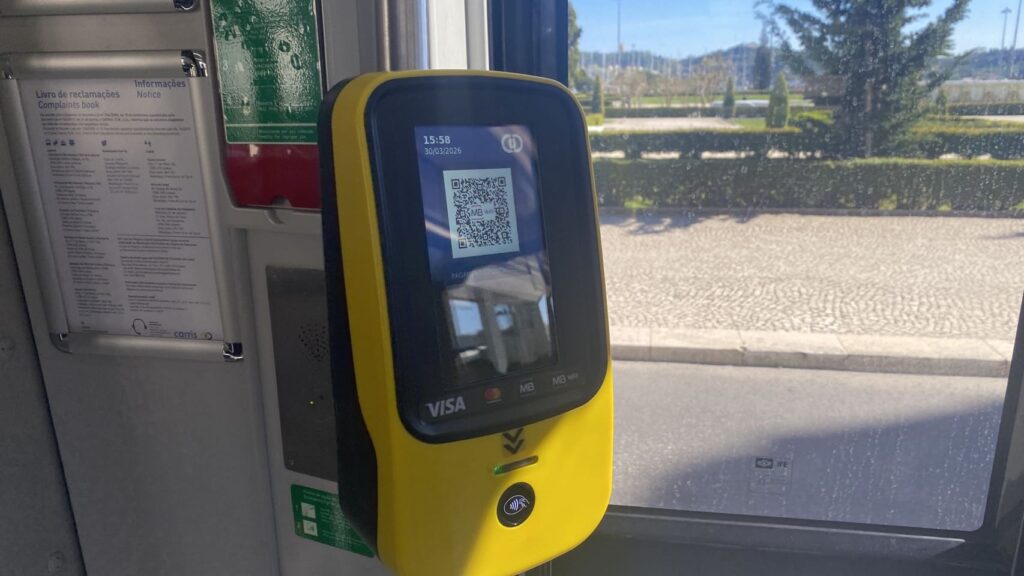 リスボンのトラムのICカードをタップするところ