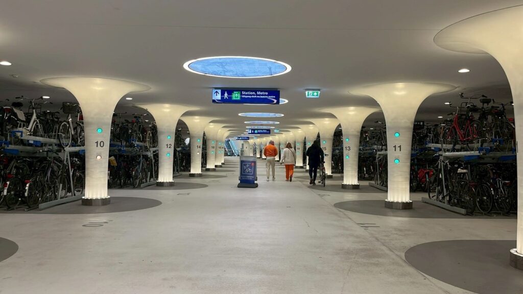 アムステルダム中央駅の駐輪場