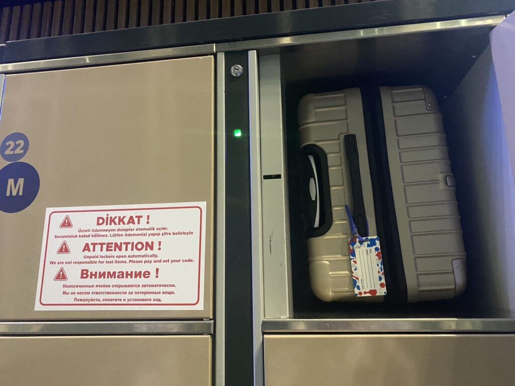 イスタンブール空港のロッカーMサイズ