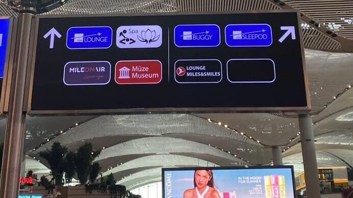 イスタンブール空港内の案内表示