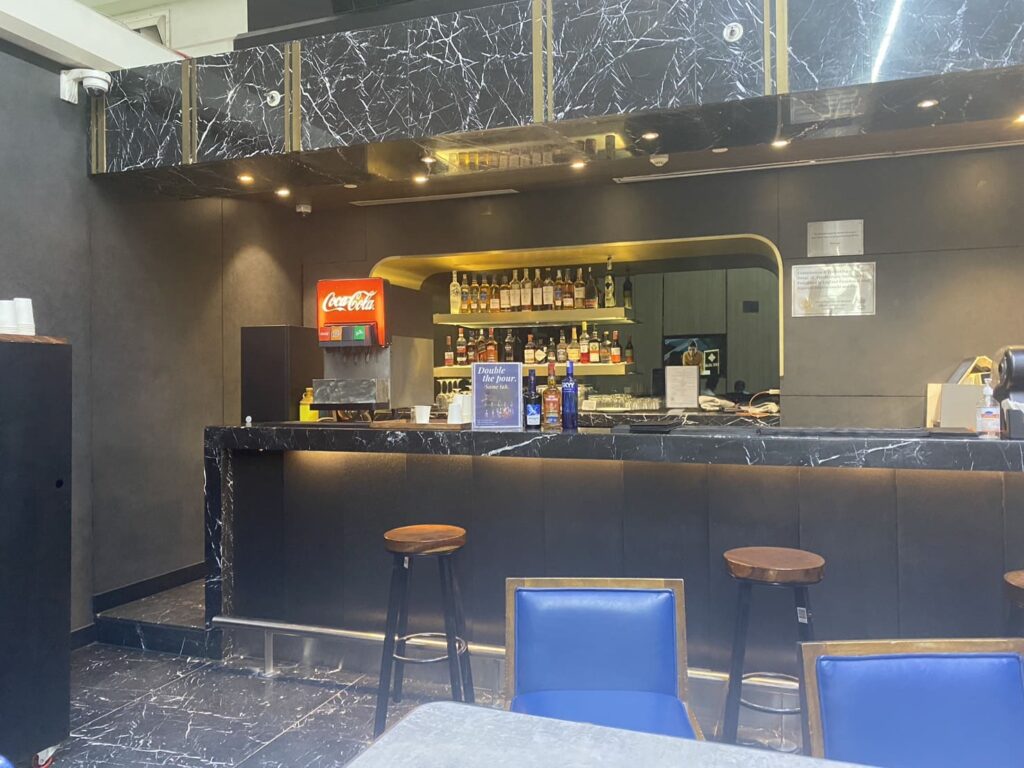 Encalm Loungeのバーカウンター