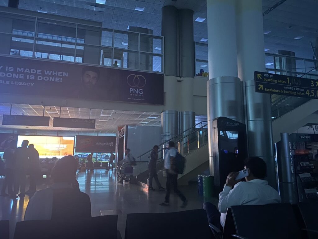 停電したバラナシ空港
